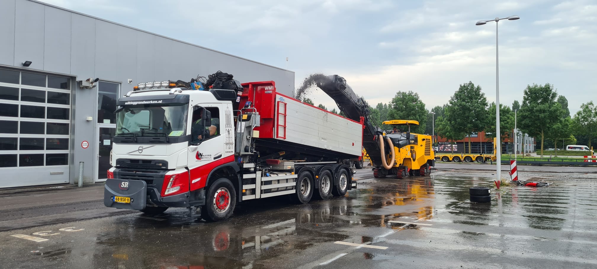 Vrachtwagen Wilting Grondwerken wordt gevuld